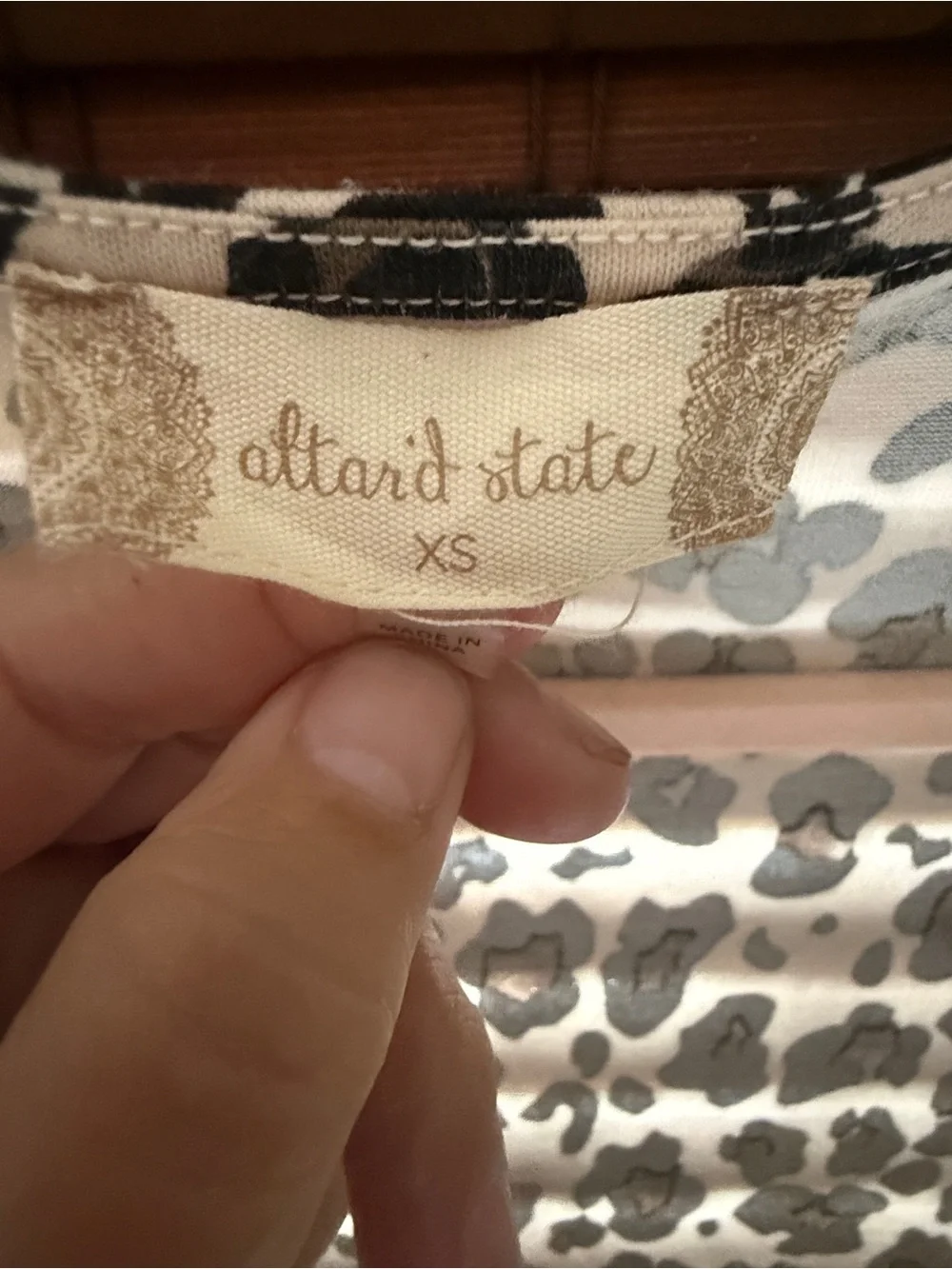 Altar'd State double Tiered V-Neck Leopard Print Top/ tunic , sz xs , guc 🐆